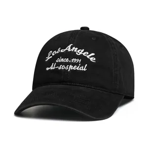 Detalle del bordado vintage blanco en una gorra clásica de béisbol de algodón negro