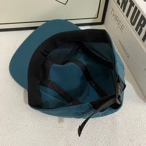 Detalle del interior de malla transpirable y hebilla ajustable de la gorra de béisbol