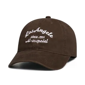 Detalle del bordado blanco en una gorra de béisbol de algodón marrón oscuro vintage