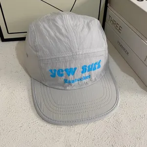 Sneldrogende lichtgrijze 5-panel pet met blauwe yew surf opdruk voor buitenactiviteit
