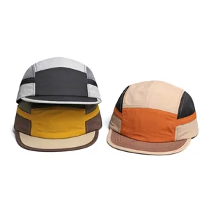 Ademende meerkleurige 5-panel camp cap met platte rand en sneldrogend nylon materiaal