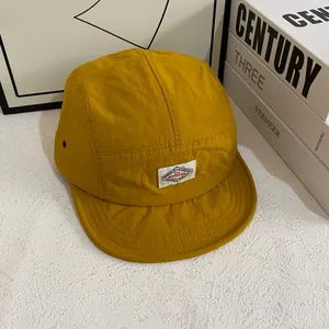 Gorra camp de 5 paneles amarillo mostaza de secado rápido con parche de estilo retro