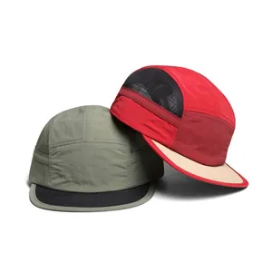Detailweergave van de sneldrogende 5-panel petten met mesh in olijfgroen en rood kleurblok