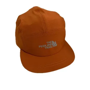 Gorra de 5 paneles en tejido ripstop naranja con logo The Peek and Trail estilo outdoor