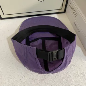 Detailweergave van de paarse ripstop nylon pet met verstelbare band en zwarte gesp