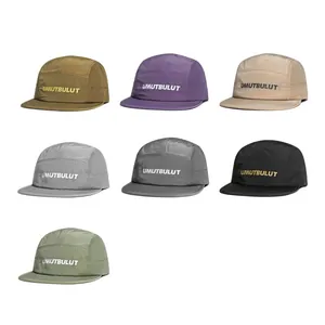 Detailansicht von sieben bunten, schnelltrocknenden Five-Panel-Camper-Caps mit Logo