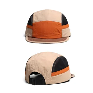 Detail van de meerkleurige 5-panel camperpet met verstelbare gesp en ademende mesh panelen