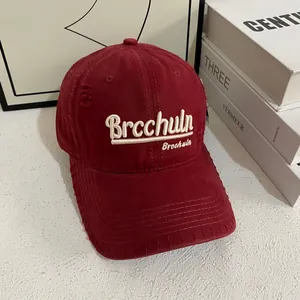 Cappellino bordeaux consumato con ricamo 3D bianco e dettagli della tesa sfrangiata retrò