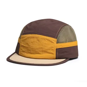 Detail van stiksel op een five-panel camperpet met mesh en een platte klep