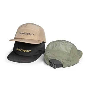 Detail von drei schnelltrocknenden Campern-Caps in Beige Schwarz und Olivgrün