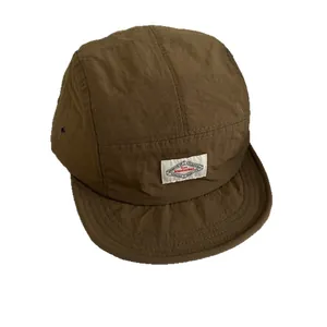 Gorra de camping de cinco paneles marrón oscuro con parche de tela y ojales transpirables