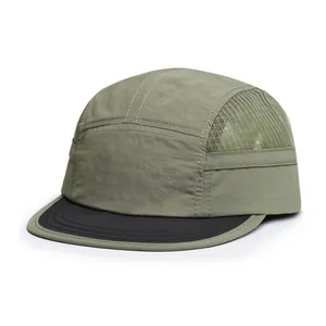Detailweergave van 5-panel campingpet met legergroene dry-fit stof en een platte rand