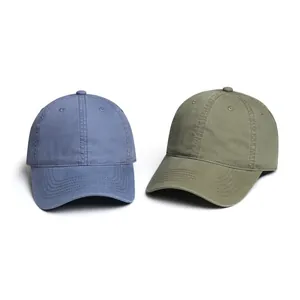 Detalle de gorras de béisbol de algodón azul y verde con visera ancha y textura de lavado