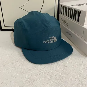 Blaugrüner 5-Panel Camper Hat aus Ripstop-Gewebe mit Outdoor-Berg-Print-Motiv