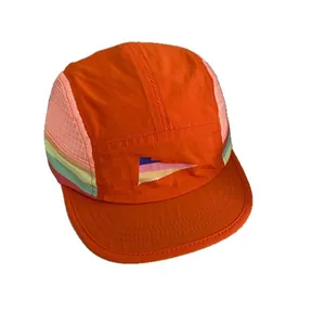 Leichte 5-Panel-Sportkappe in Orange und Pink mit Flaggen-Logo und Schnelltrocknung