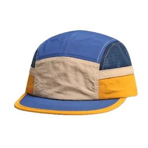 Ademende 5-panel mesh sneldrogende colorblock sportpet voor heren en dames in vrije tijd