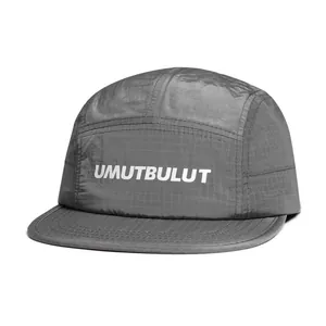 Nahaufnahme der grauen Ripstop 5-Panel Cap mit weißem UMUTBULUT Logo-Stickmotiv