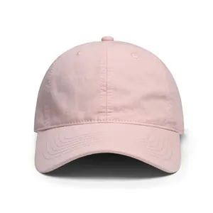 Detalle de gorra de béisbol de algodón rosa con costuras reforzadas y ojales de ventilación