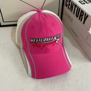 Detailansicht der Bestickung auf der pinkfarbenen Colorblock-Baseballkappe für Damen