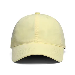 Primer plano detallado de la tela de algodón y las costuras de la gorra de béisbol amarilla