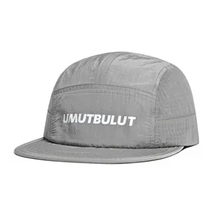 Detail der grauen Ripstop-Nylon-Stoff mit weißem UMUTBULUT-Aufdruck auf der Kappe