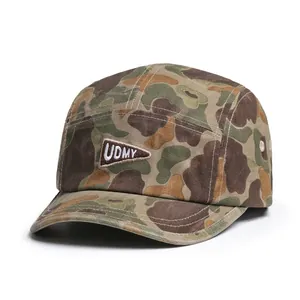 Amerikaanse retro camouflage baseballpet met UDMY borduursel en een korte klep