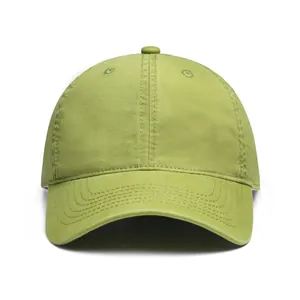 Primer plano de gorra de béisbol verde claro que muestra la sarga de algodón y las costuras
