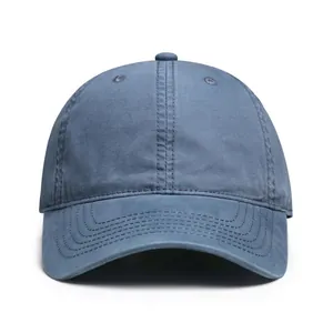 Detalle de la estructura de seis paneles y costuras reforzadas en una gorra de lona lavada