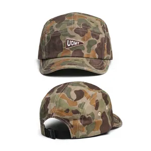 Detail van de 5-panel camo camperpet met UDMY-borduurwerk en verstelbare gespsluiting