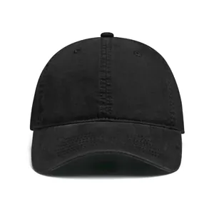 Detalle de gorra de béisbol negra de seis paneles con textura de tela y costuras reforzadas