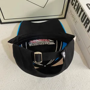 Detail der Color-Block-Baseballkappe mit Westcoast-Stickerei innen und weichem Stoff