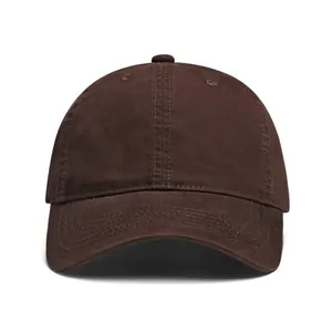 Detalle de gorra de béisbol de lona marrón oscuro con costuras reforzadas en la visera