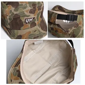 Detailweergave van katoenen 5-panel pet met camouflageprint en geborduurd logo