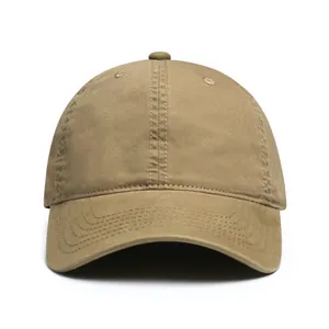Detalle de la gorra de béisbol de algodón caqui con costuras de seis paneles y ojales