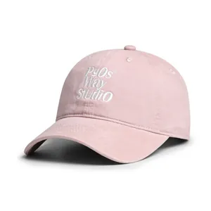 Detalle del bordado blanco en una gorra de béisbol de algodón rosa claro