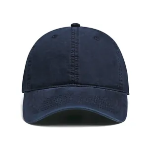 Vista detallada de gorra de béisbol de lona lavada azul oscuro con visera curva y costura