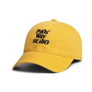Detalle del bordado PyOS® en gorra de béisbol de algodón amarillo con visera curva