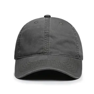 Detalle de gorra de béisbol gris oscuro mostrando costuras reforzadas y textura de la tela