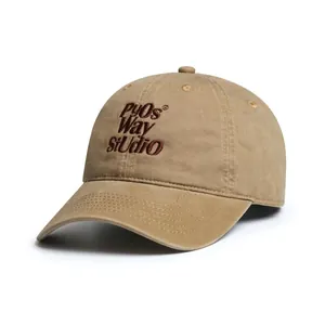 Primer plano de gorra de algodón caqui con bordado 3D marrón oscuro PyOs Way StUdiO
