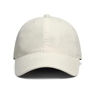Vista de detalle de gorra de béisbol blanco roto con estructura de 6 paneles y visera