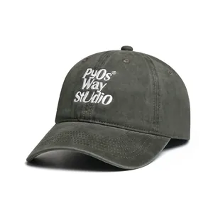 Detalle del bordado blanco en una gorra de béisbol de algodón lavado en gris antracita