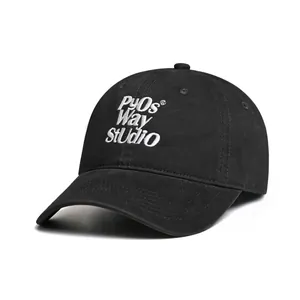 Detalle de la gorra de béisbol negra con bordado blanco de letras en relieve de alta calidad