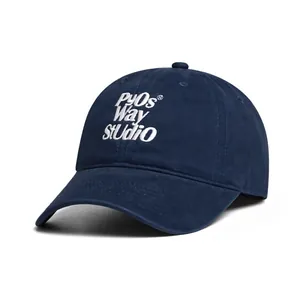 Detalle del bordado en 3D blanco sobre la gorra de béisbol de lona azul oscuro