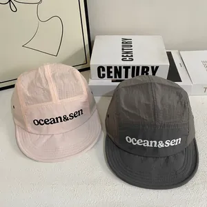Cappellino camp a 5 pannelli ad asciugatura rapida in rosa chiaro e grigio scuro