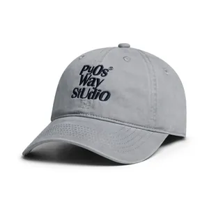 Detalle del bordado de Pyos Way Studio en una gorra de béisbol gris de alta calidad