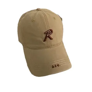 Kaki katoenen honkbalpet met geborduurde letter R en brede rand voor een casual look