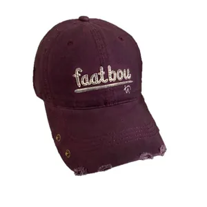 Vintage bordeauxrote Baseballkappe aus Baumwolle mit 3D-Stickerei und Metallnieten