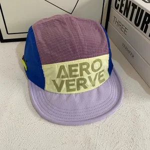 Vue détaillée de la casquette five-panel multicolore avec texte AERO VERVE et sangle