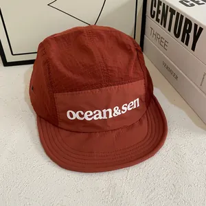 Cappellino camper rosso mattone ad asciugatura rapida con cinque pannelli e logo