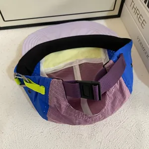 Détail d'une casquette outdoor multicolore avec boucle réglable et maille filet